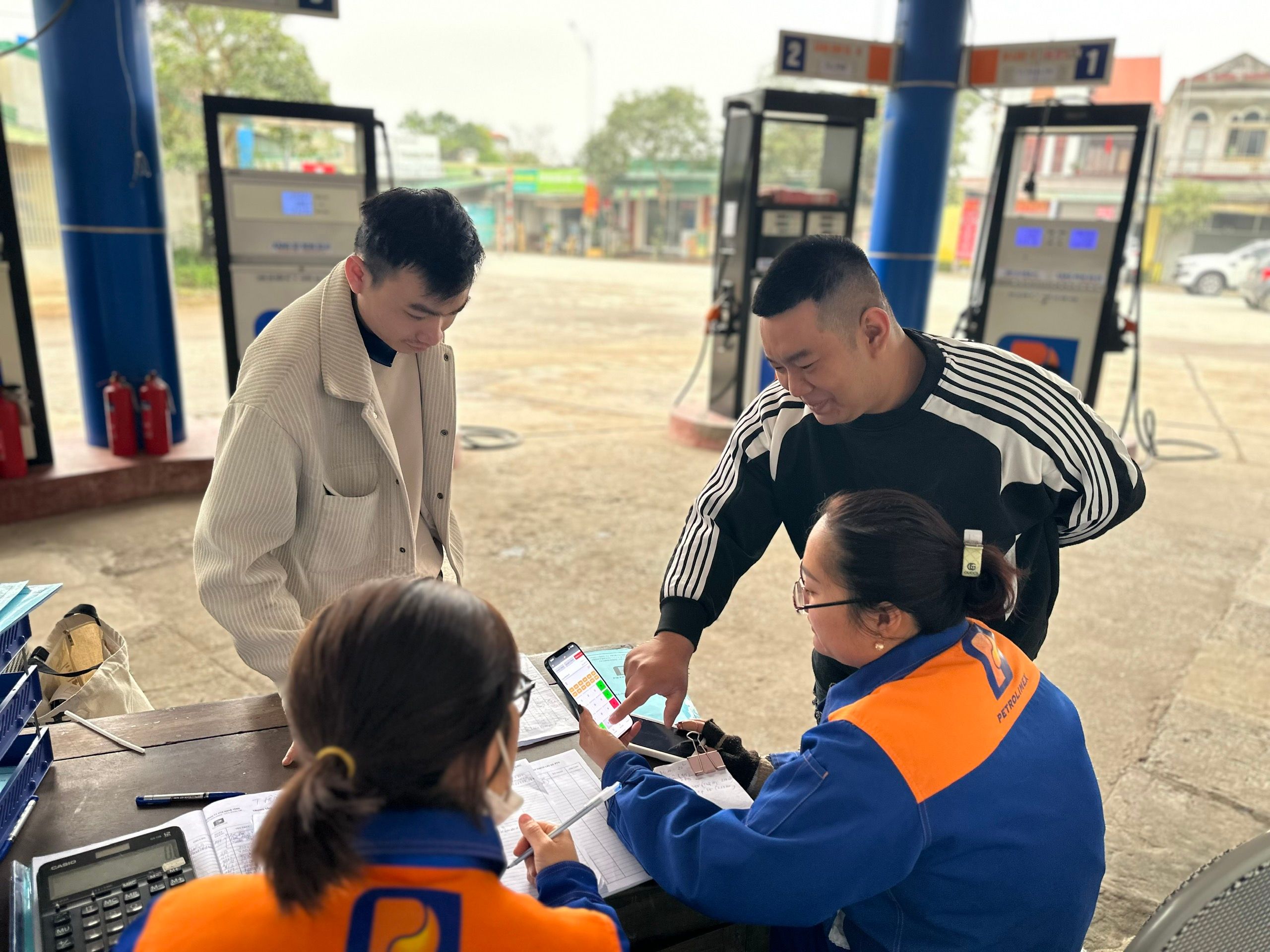 Đại diện Nacencomm và Logigo trong dự án ích hợp phần mềm hoá đơn điện tử vào các trụ bơm xăng